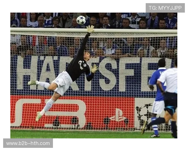 诺伊尔:罕见失误后的自我调整与关键扑救 诺伊尔:罕见失误后的自我调整与关键扑救